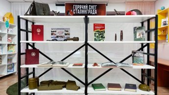 В библиотеке новая выставка инсталляция " Горячий снег Сталинграда"