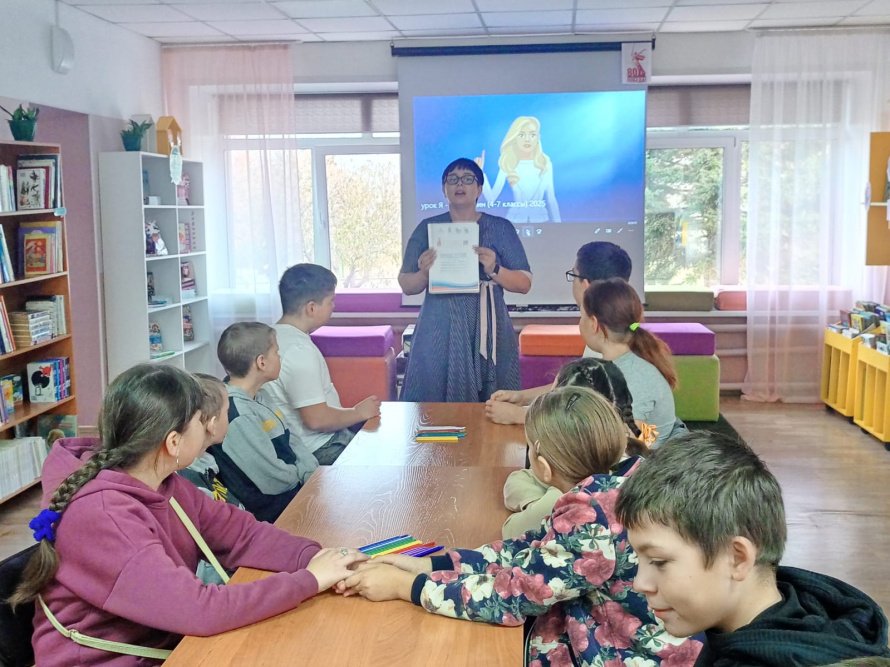 В Новичихинской библиотеке стартовала Всероссийская детская культурно-просветительская акции «Я-россиянин», посвященная Дню народного единства.