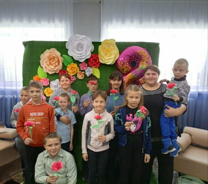«Цветы для Мамы  » – под таким названием прошёл мастер класс по изготовлению поделки из цветной бумаги.