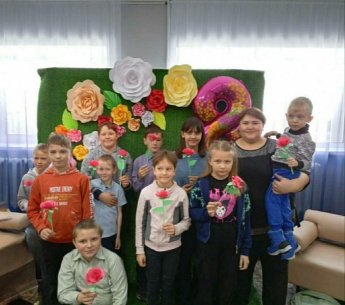 «Цветы для Мамы  » – под таким названием прошёл мастер класс по изготовлению поделки из цветной бумаги.